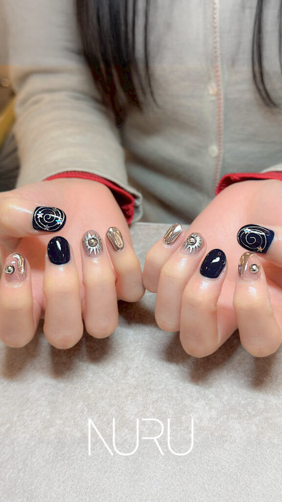 ブラック×シルバーでまとめた、端正な二枚目ネイルデザイン♪