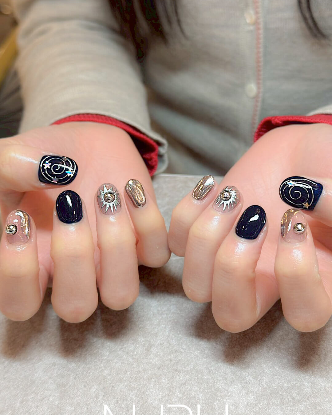 ブラック×シルバーでまとめた、端正な二枚目ネイルデザイン♪