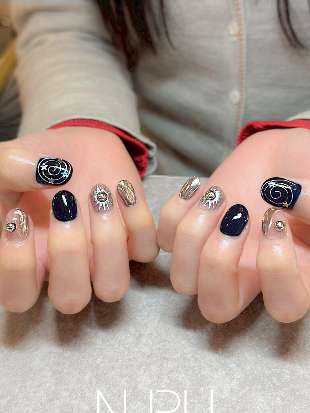 ブラック×シルバーでまとめた、端正な二枚目ネイルデザイン♪