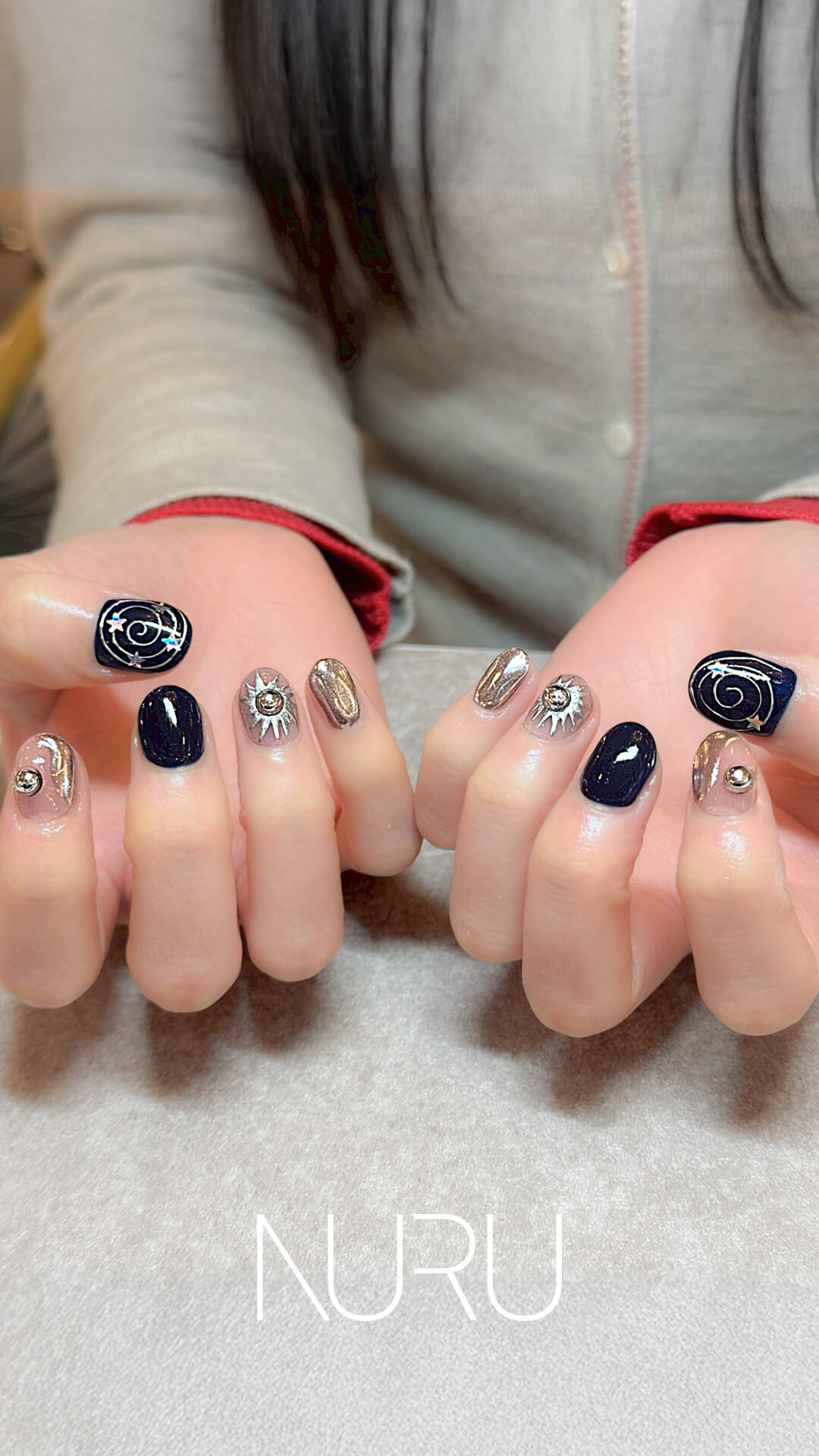 ブラック×シルバーでまとめた、端正な二枚目ネイルデザイン♪