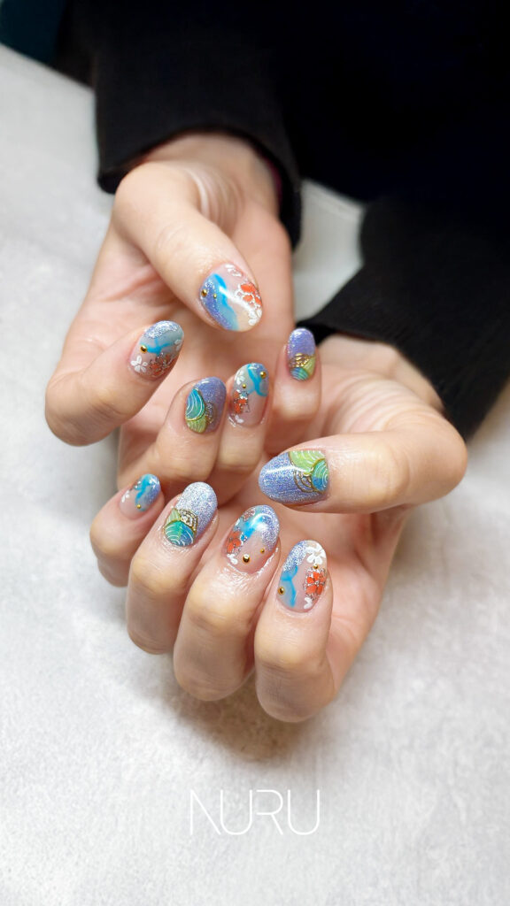 涼し気なカラーをベースに、オレンジとゴールドが上品さを差し込んで