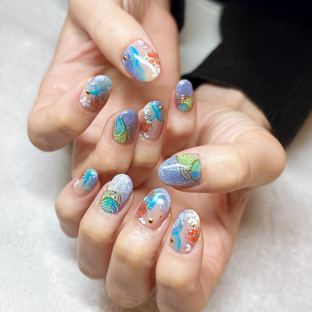 涼し気なカラーをベースに、オレンジとゴールドが上品さを差し込んで