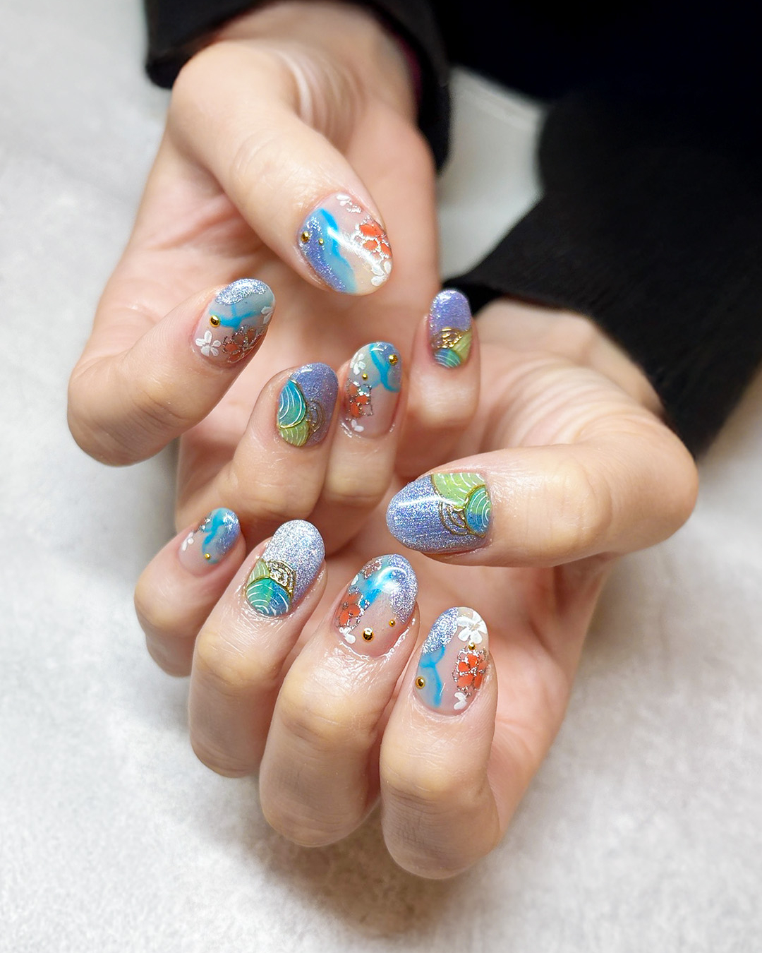 涼し気なカラーをベースに、オレンジとゴールドが上品さを差し込んで