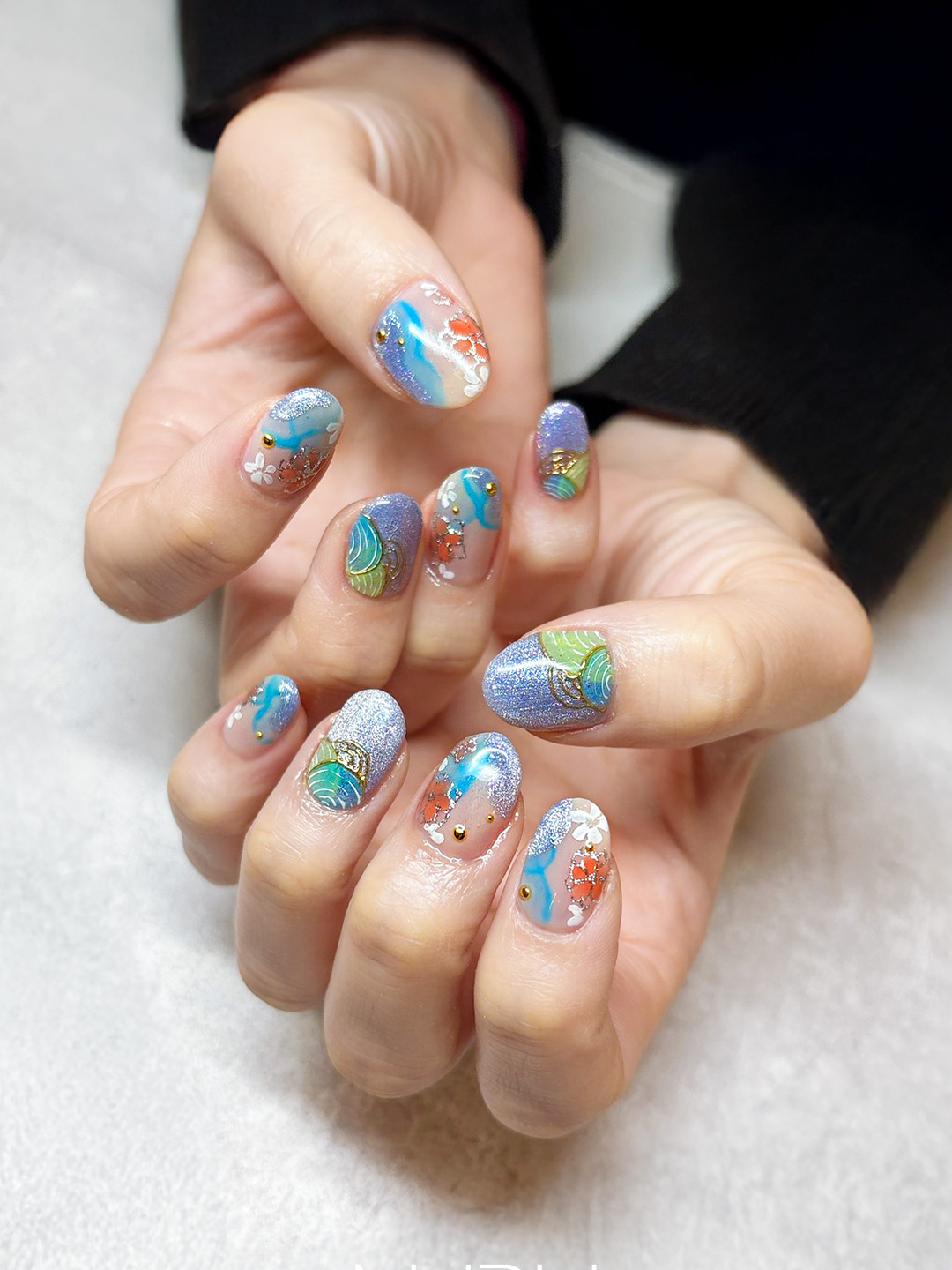 涼し気なカラーをベースに、オレンジとゴールドが上品さを差し込んで