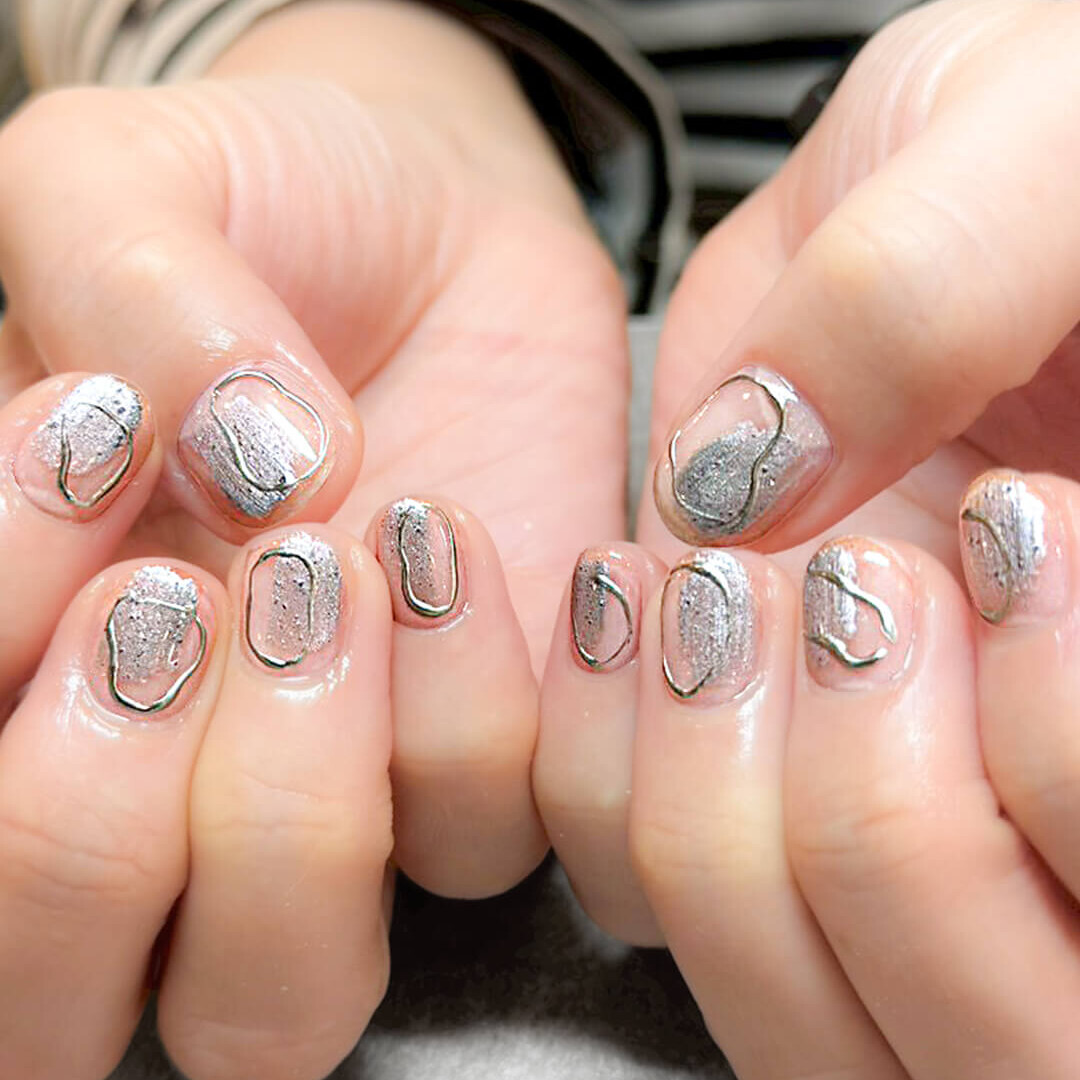 ざらっと見えるシルバーに、歪みのある囲みが面白い