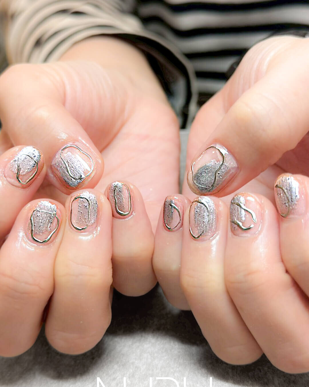 ざらっと見えるシルバーに、歪みのある囲みが面白い