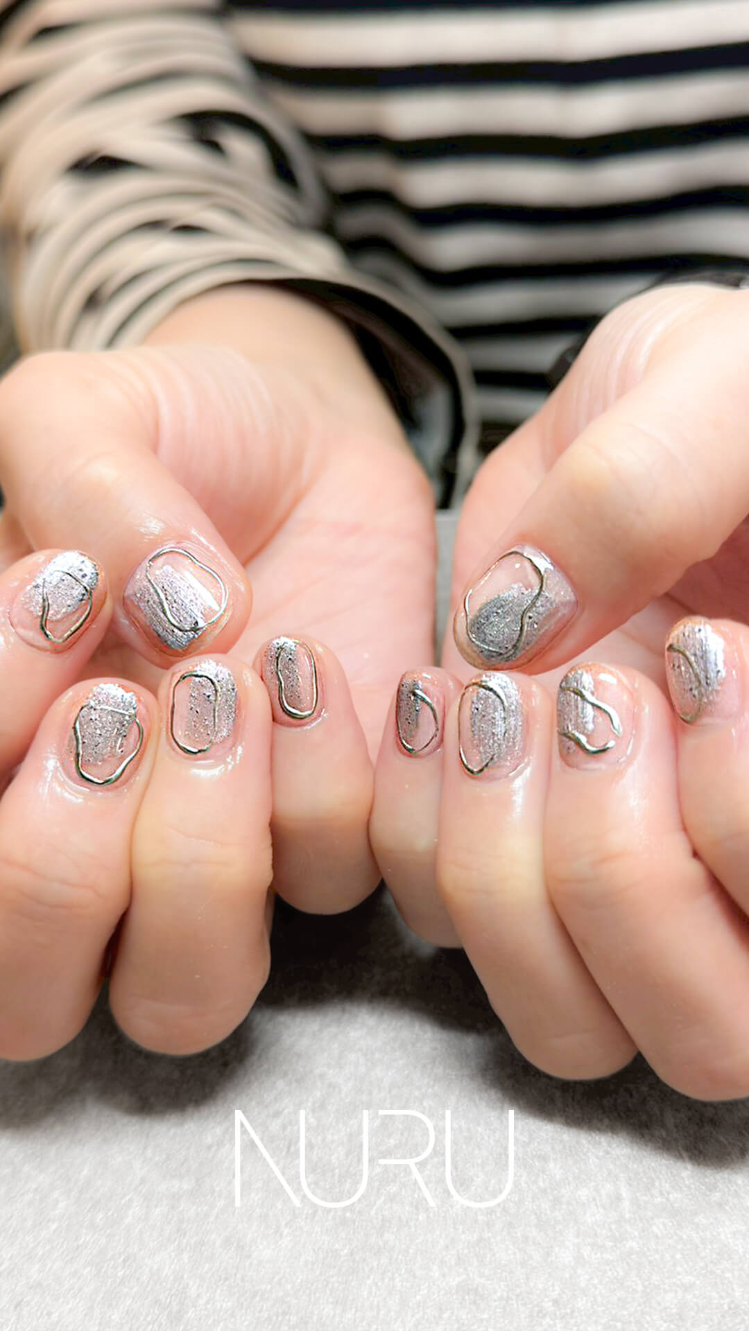 ざらっと見えるシルバーに、歪みのある囲みが面白い