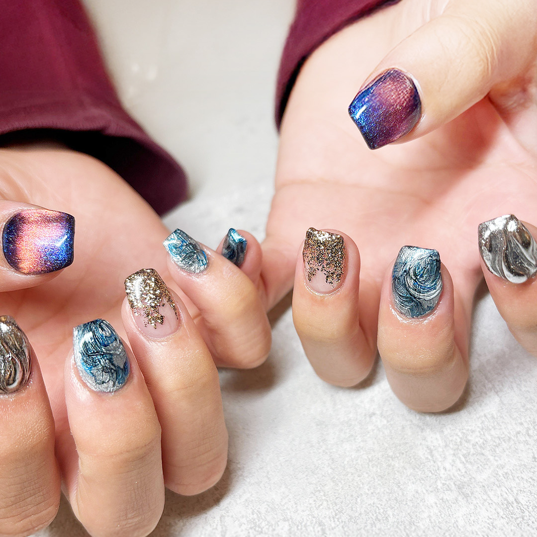 ダイナミックな筆先の軌跡をそのまま活かしたネイルデザイン