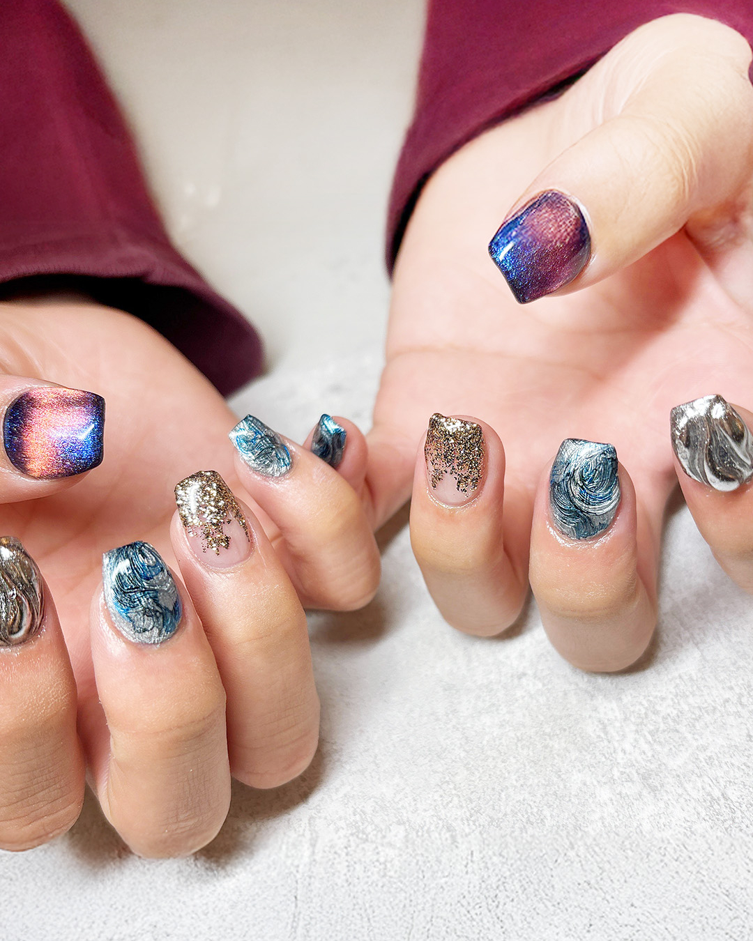 ダイナミックな筆先の軌跡をそのまま活かしたネイルデザイン