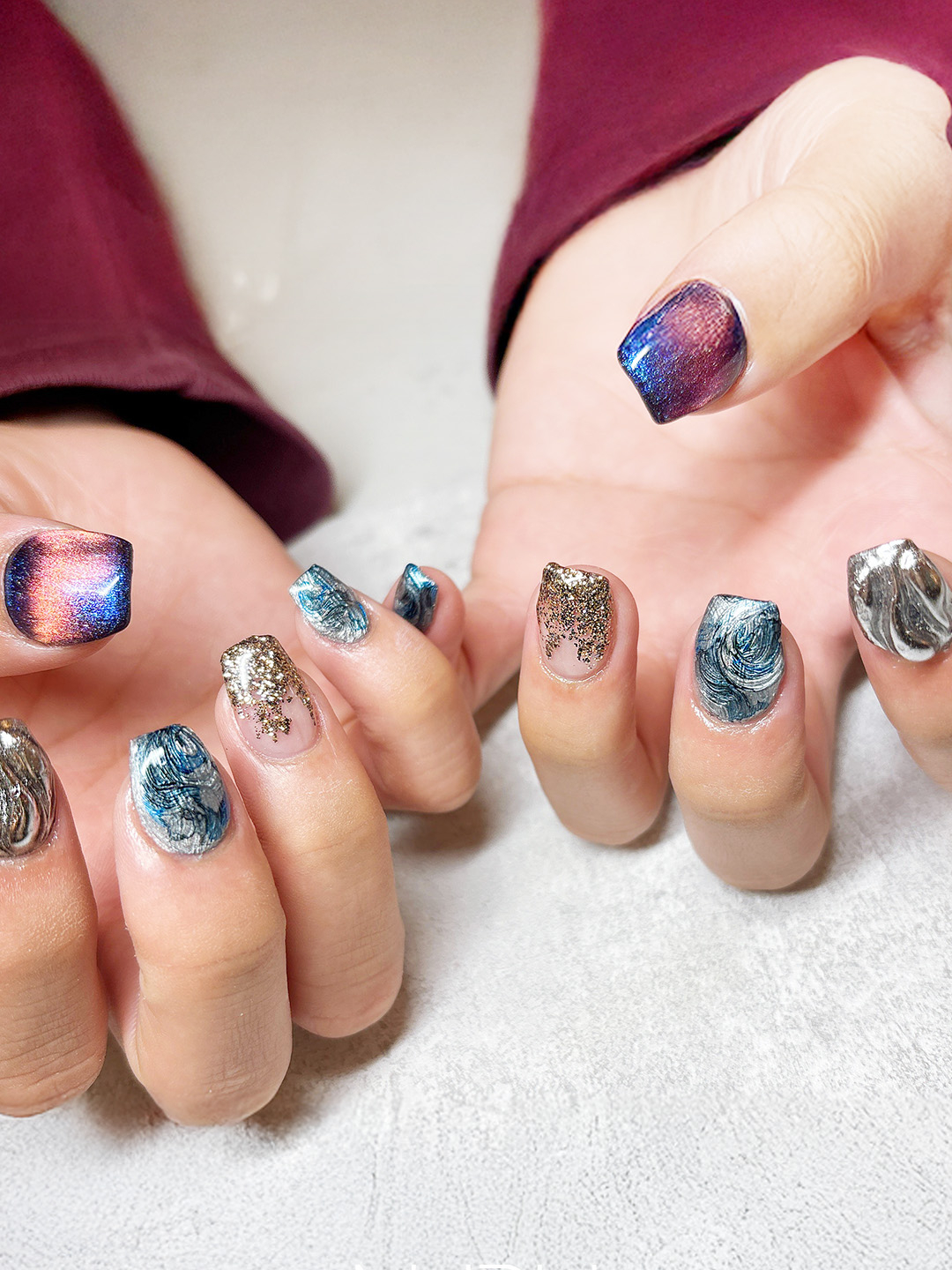 ダイナミックな筆先の軌跡をそのまま活かしたネイルデザイン