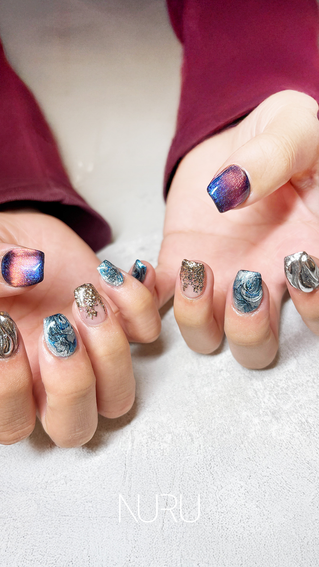 ダイナミックな筆先の軌跡をそのまま活かしたネイルデザイン