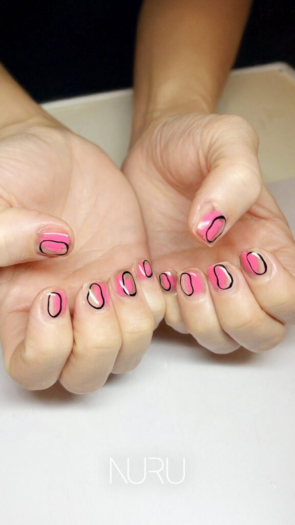 ピンク色に、歪なブラックリングが個性的!