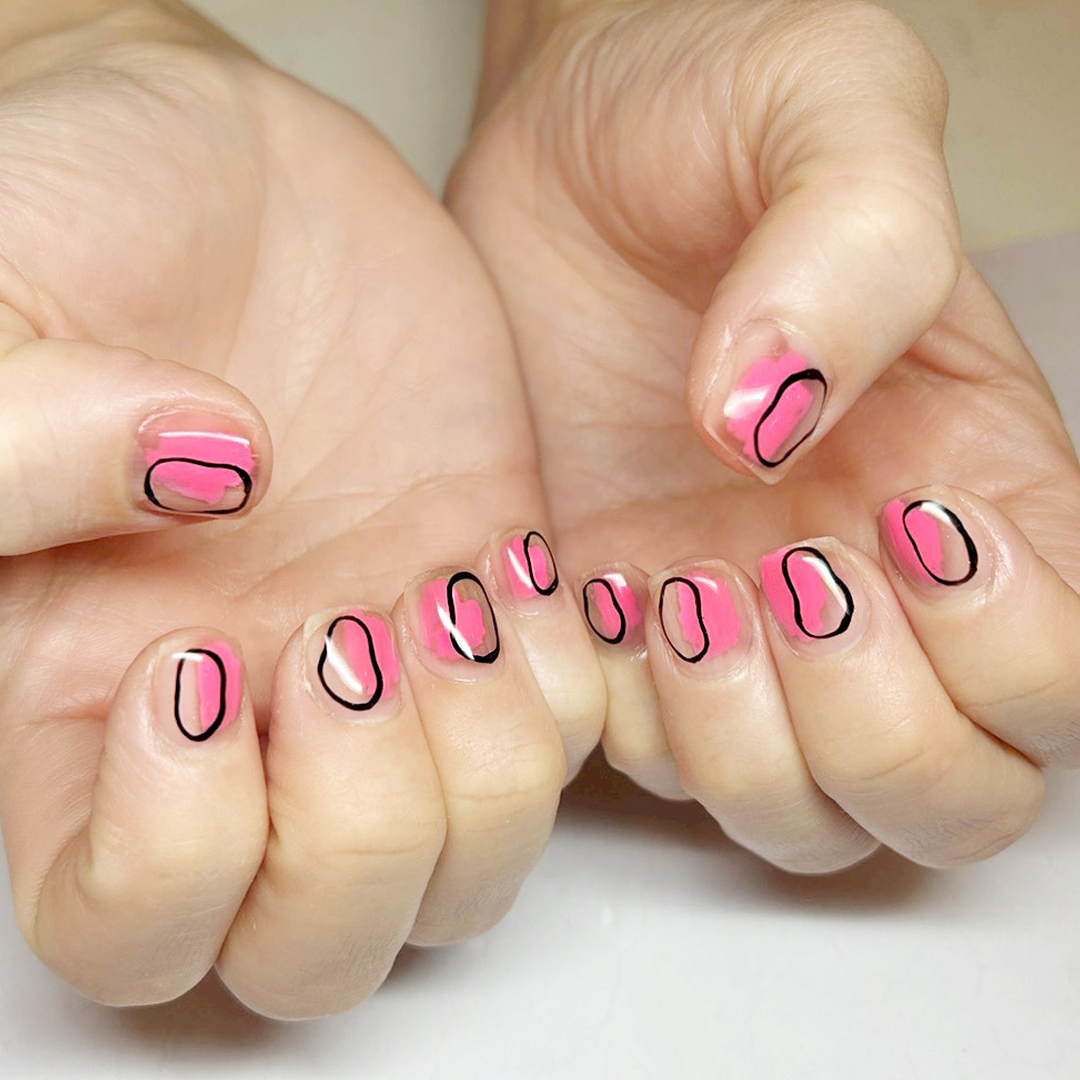 ピンク色に、歪なブラックリングが個性的！