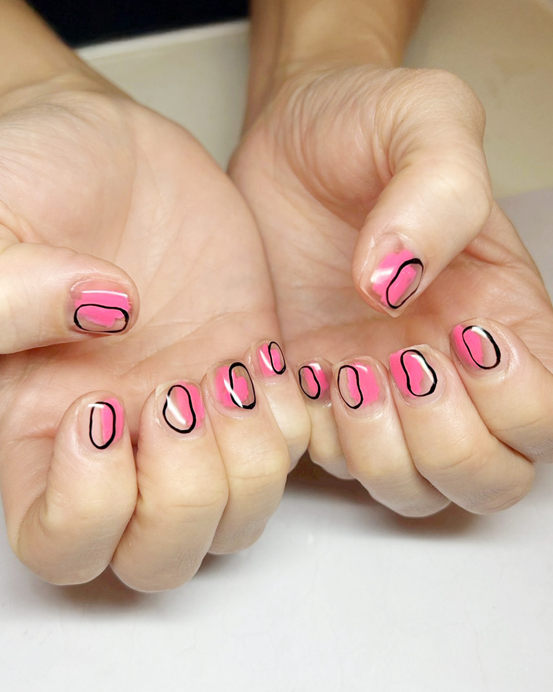 ピンク色に、歪なブラックリングが個性的！