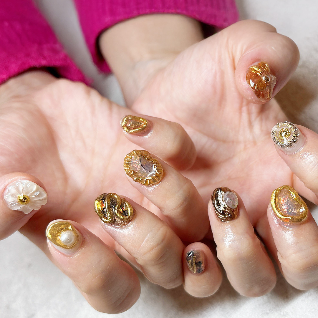 フラワーモチーフを中心に、粘土ジェルを多用したレースモチーフやうねうねリングを添えて