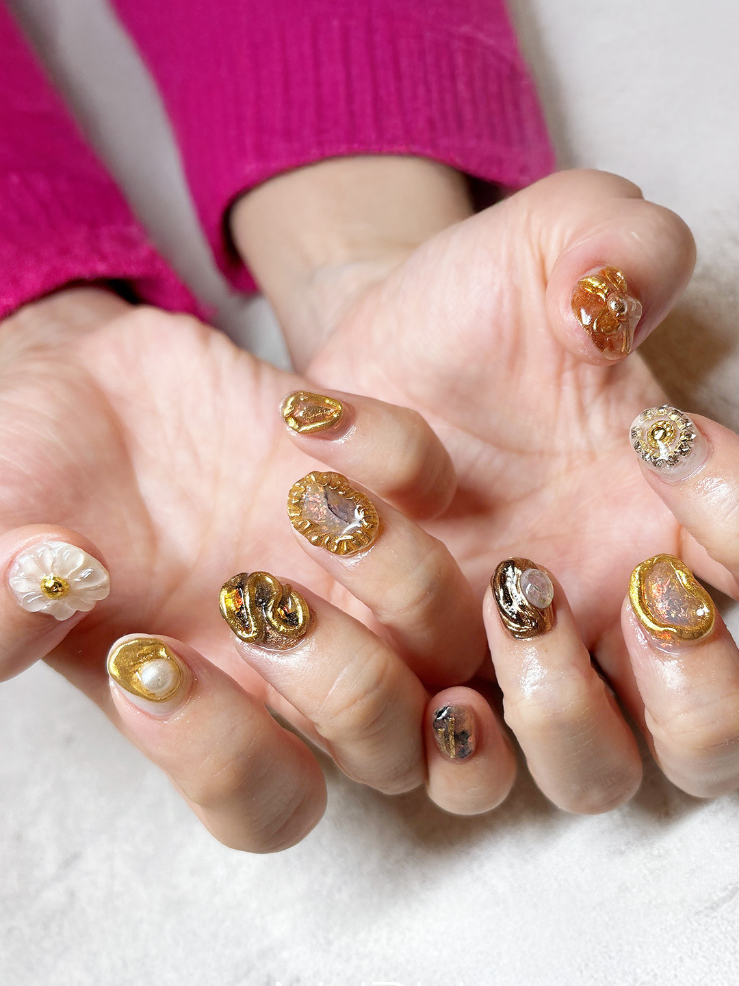 フラワーモチーフを中心に、粘土ジェルを多用したレースモチーフやうねうねリングを添えて