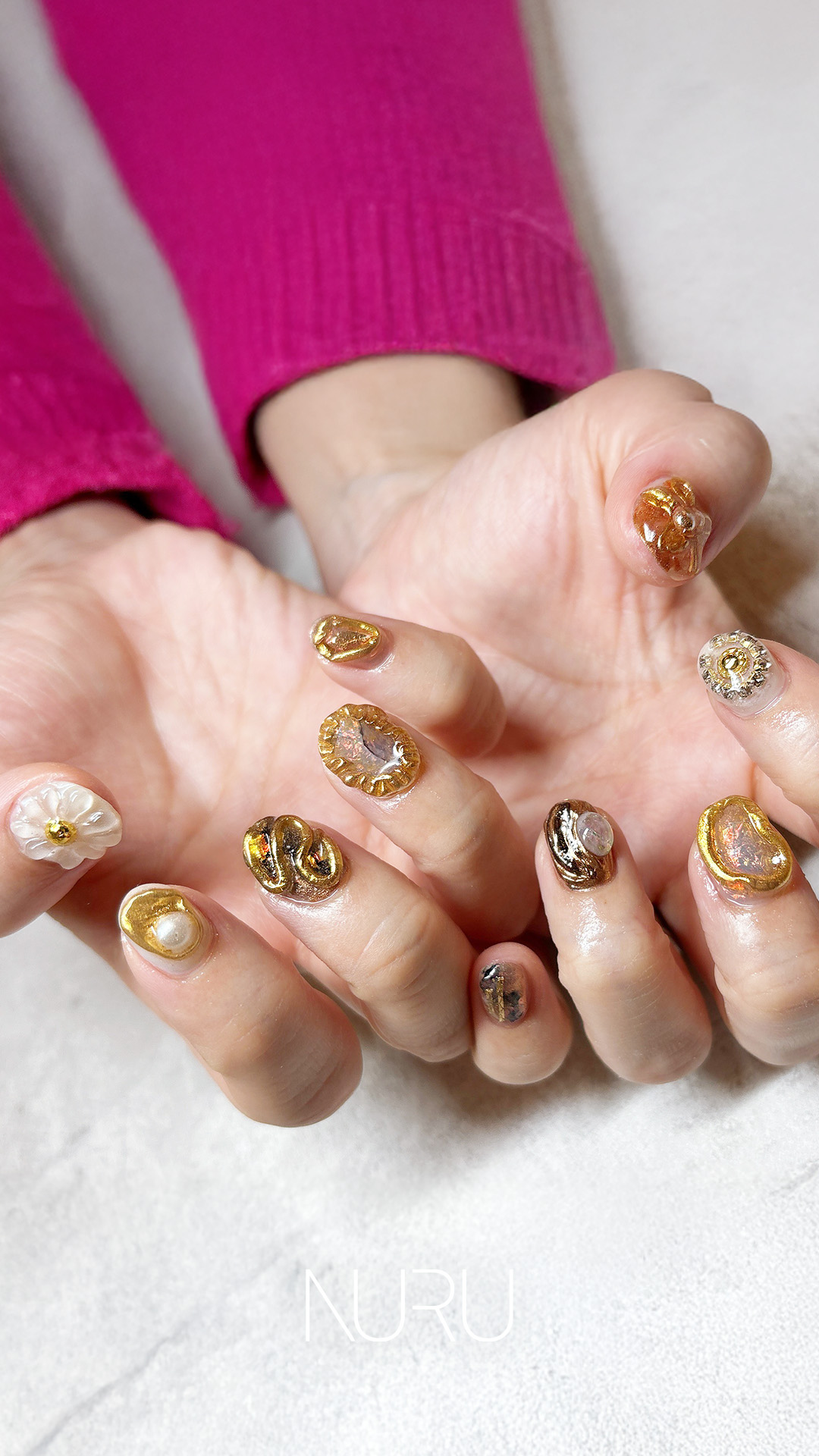 フラワーモチーフを中心に、粘土ジェルを多用したレースモチーフやうねうねリングを添えて