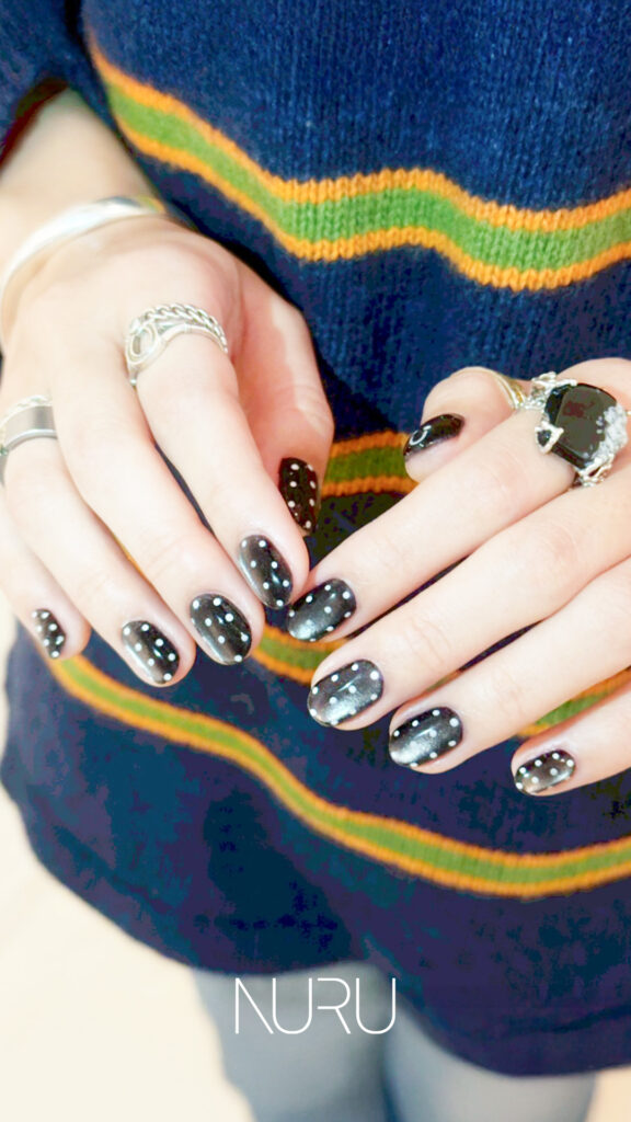 可愛いのに、遊び心も満載な、キュート♥ドットネイル