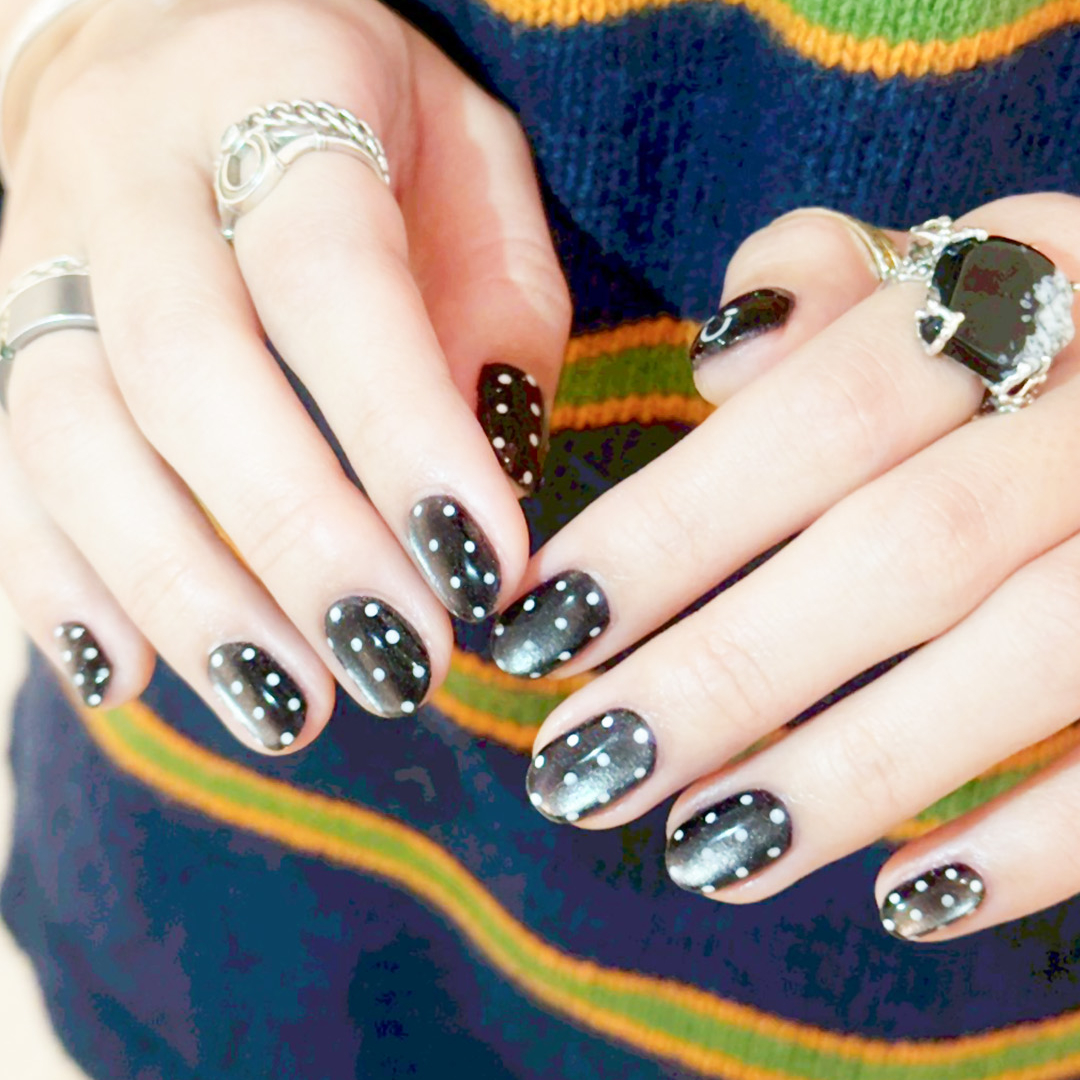 可愛いのに、遊び心も満載な、キュート&hearts;ドットネイル