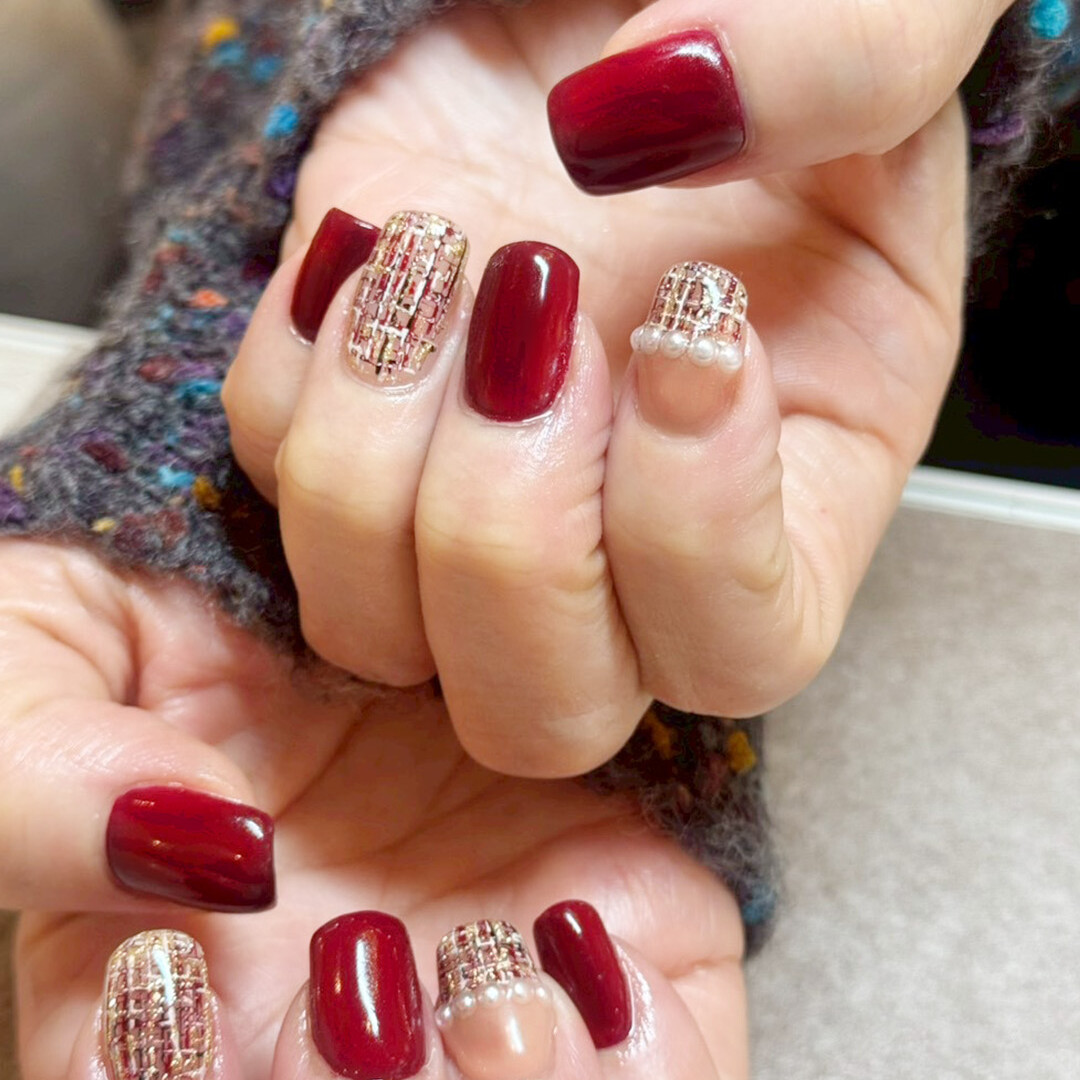 完熟林檎のような上品レッドに組み合わせたのが、ツイードデザインとパール