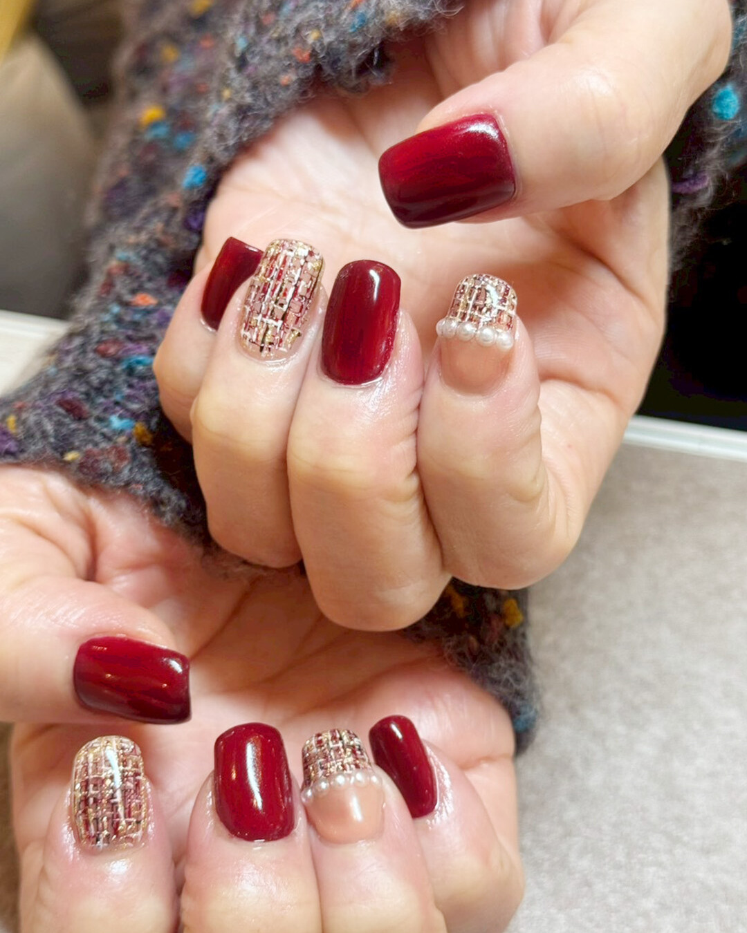 完熟林檎のような上品レッドに組み合わせたのが、ツイードデザインとパール