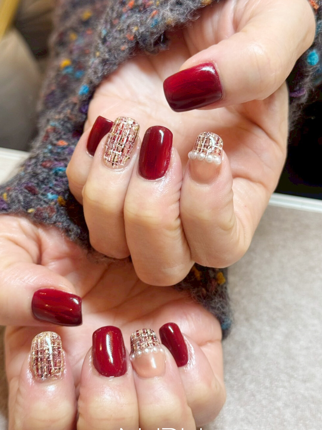 完熟林檎のような上品レッドに組み合わせたのが、ツイードデザインとパール