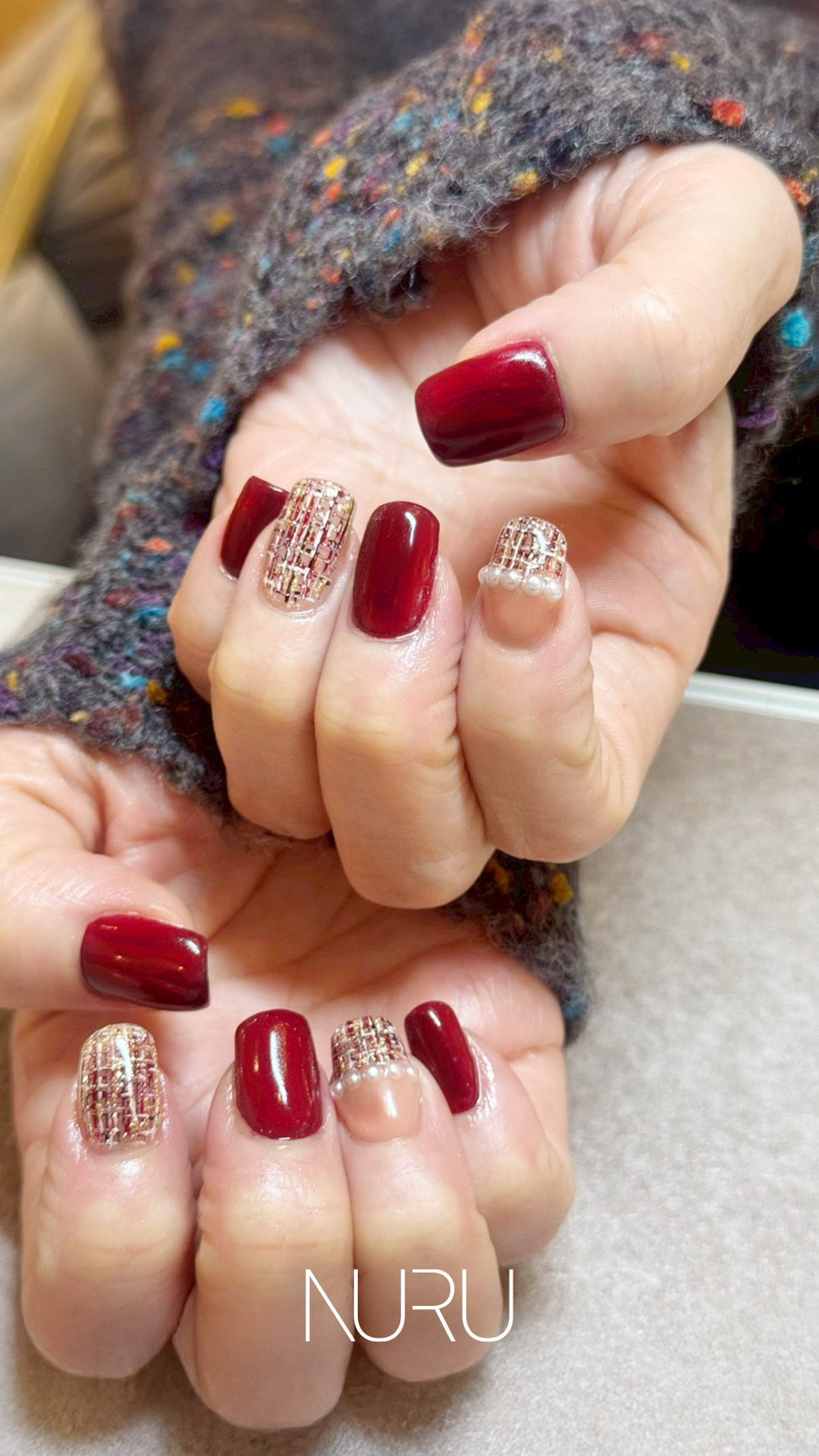 完熟林檎のような上品レッドに組み合わせたのが、ツイードデザインとパール