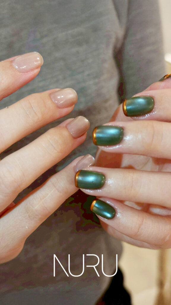 深いグリーンのスキニーネイル×ヌーディーピンクのアシメネイル