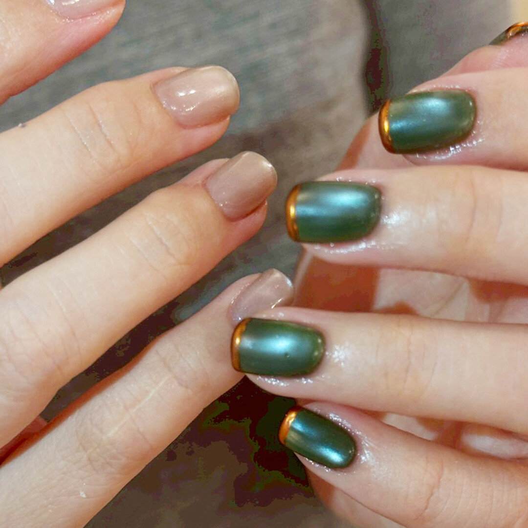 深いグリーンのスキニーネイル&times;ヌーディーピンクのアシメネイル