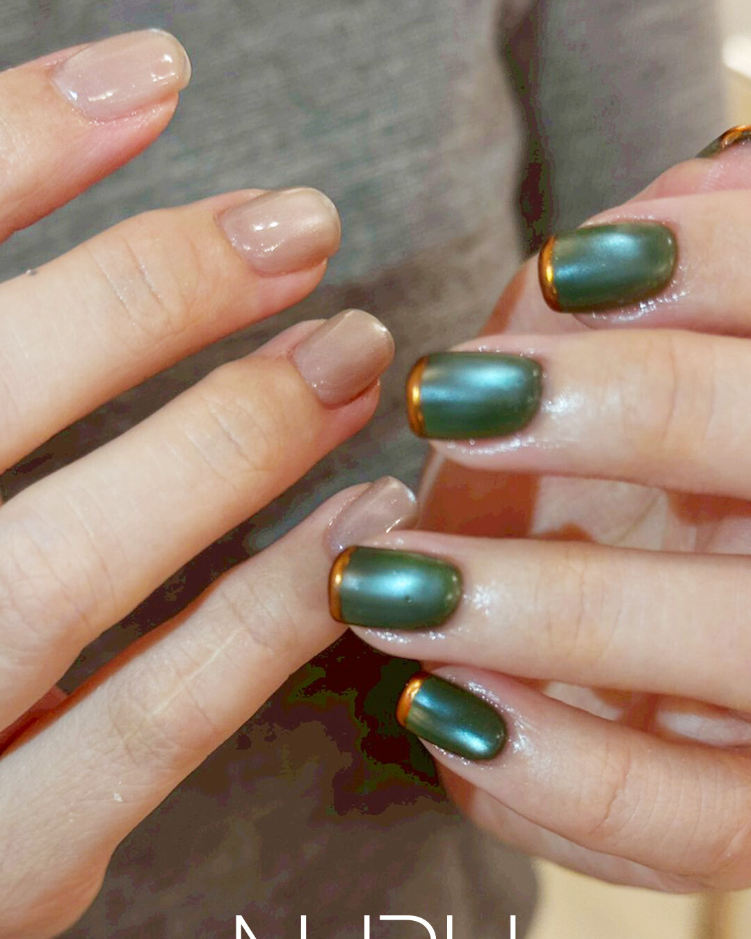 深いグリーンのスキニーネイル×ヌーディーピンクのアシメネイル