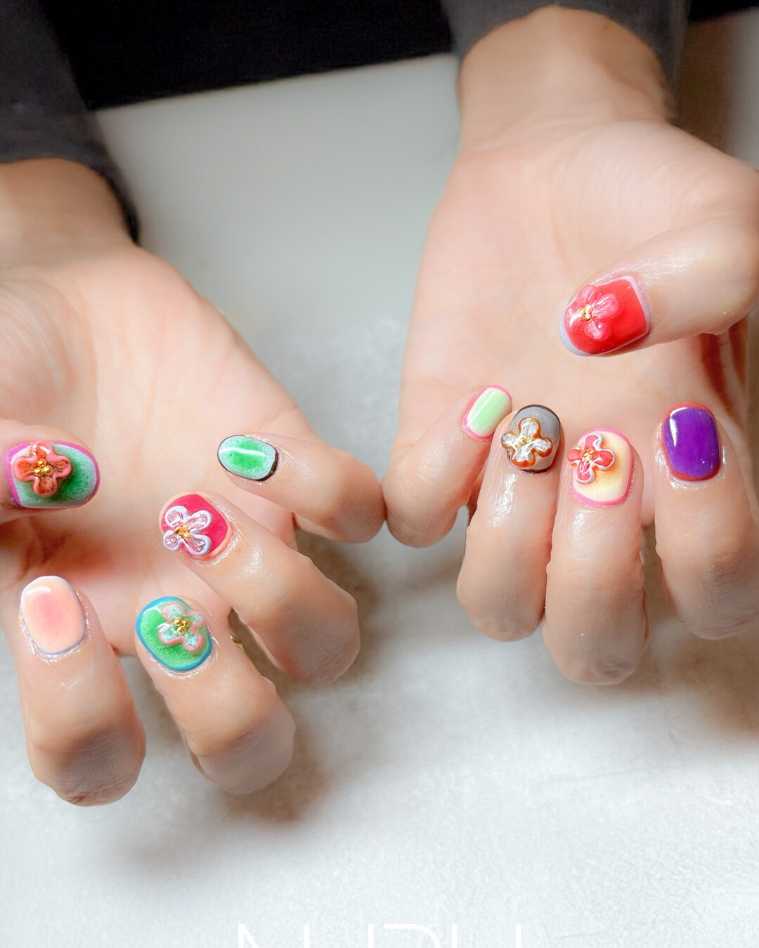 まるで楽園のような、美しいビジュアルが指先に