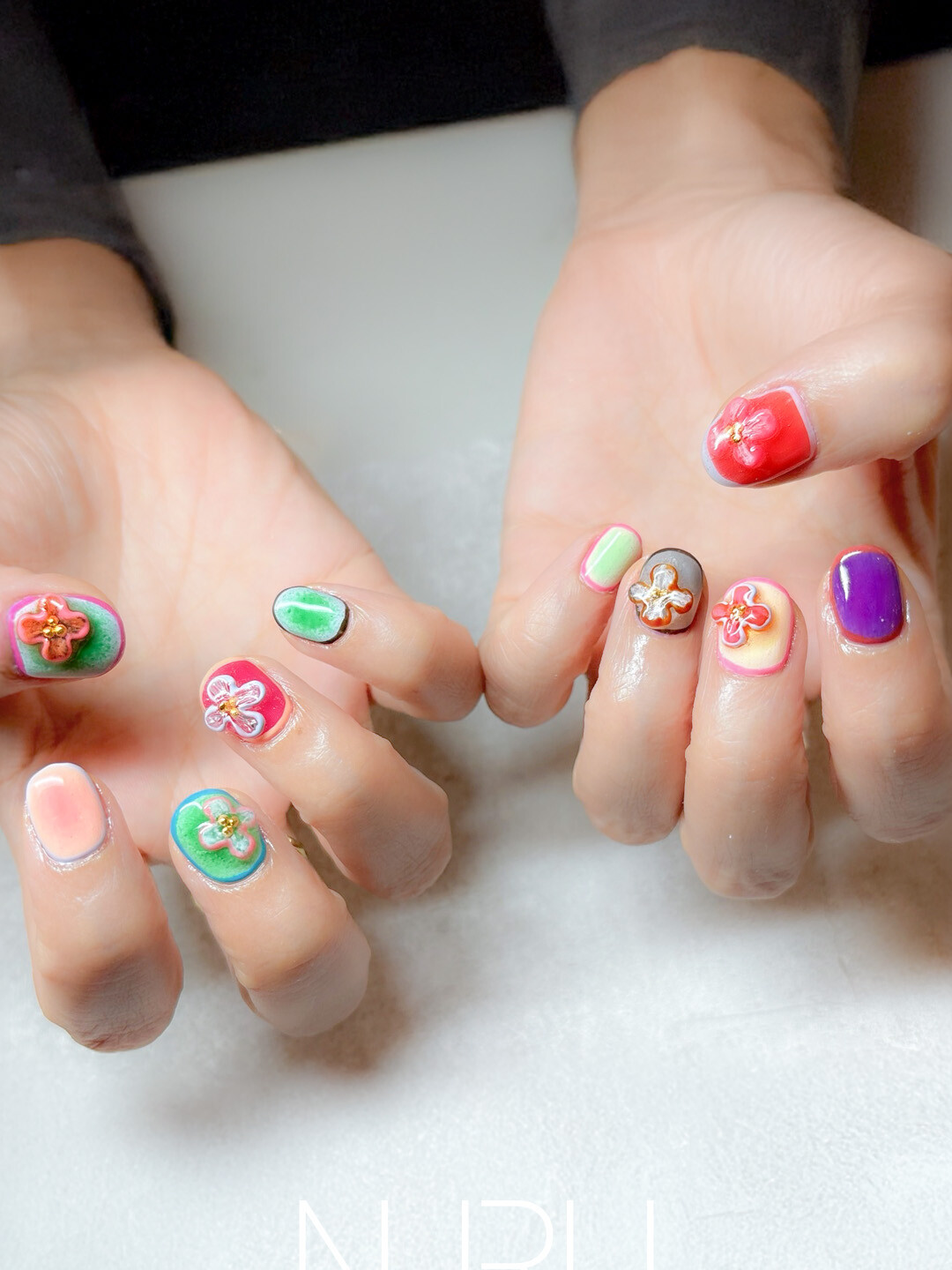 まるで楽園のような、美しいビジュアルが指先に