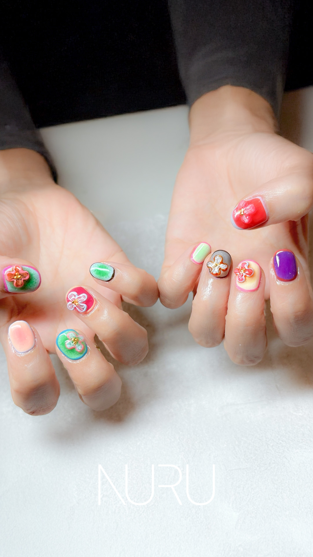 まるで楽園のような、美しいビジュアルが指先に