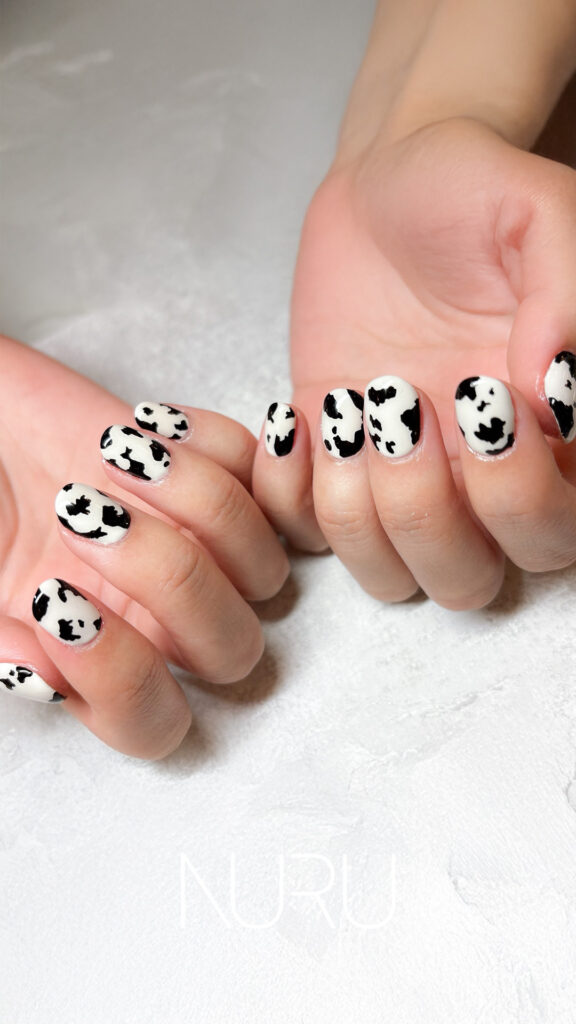 潔く、ホワイト×ブラック❤ハラコ風ネイル