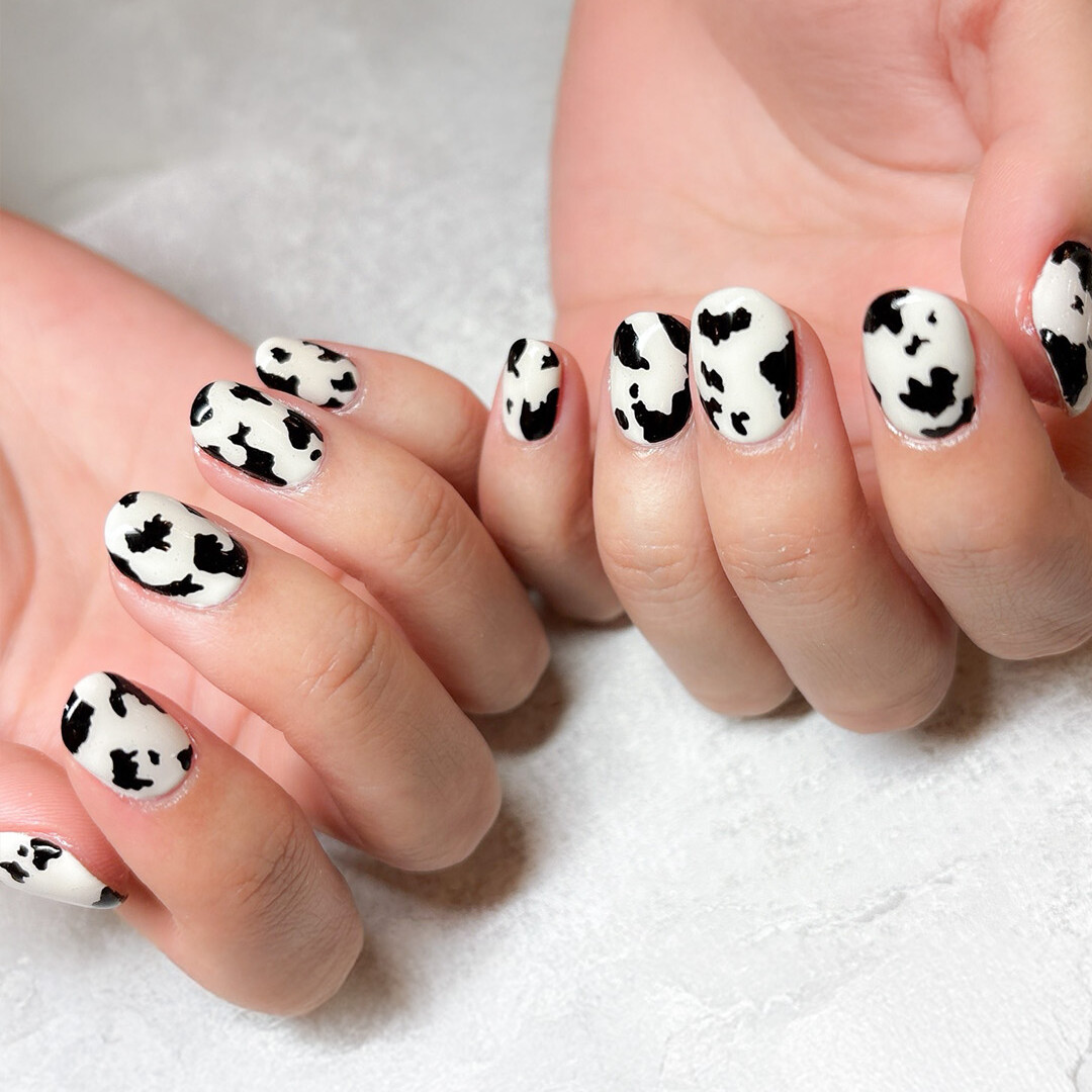 潔く、ホワイト×ブラック❤ハラコ風ネイル