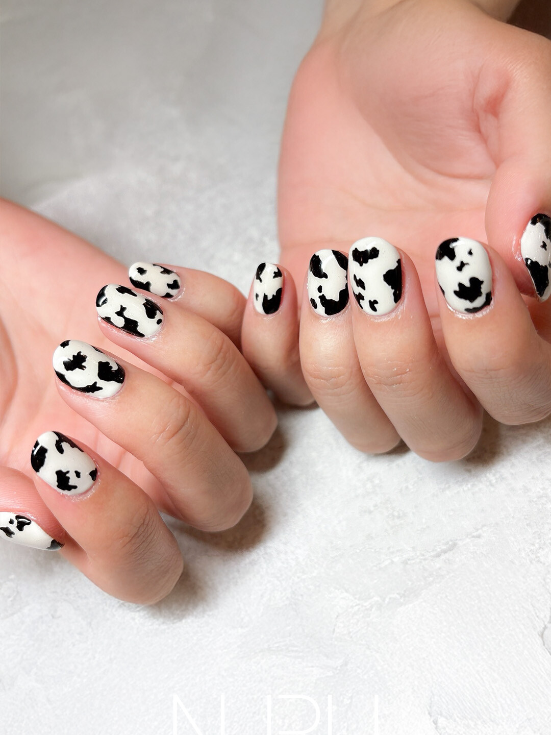 潔く、ホワイト×ブラック❤ハラコ風ネイル