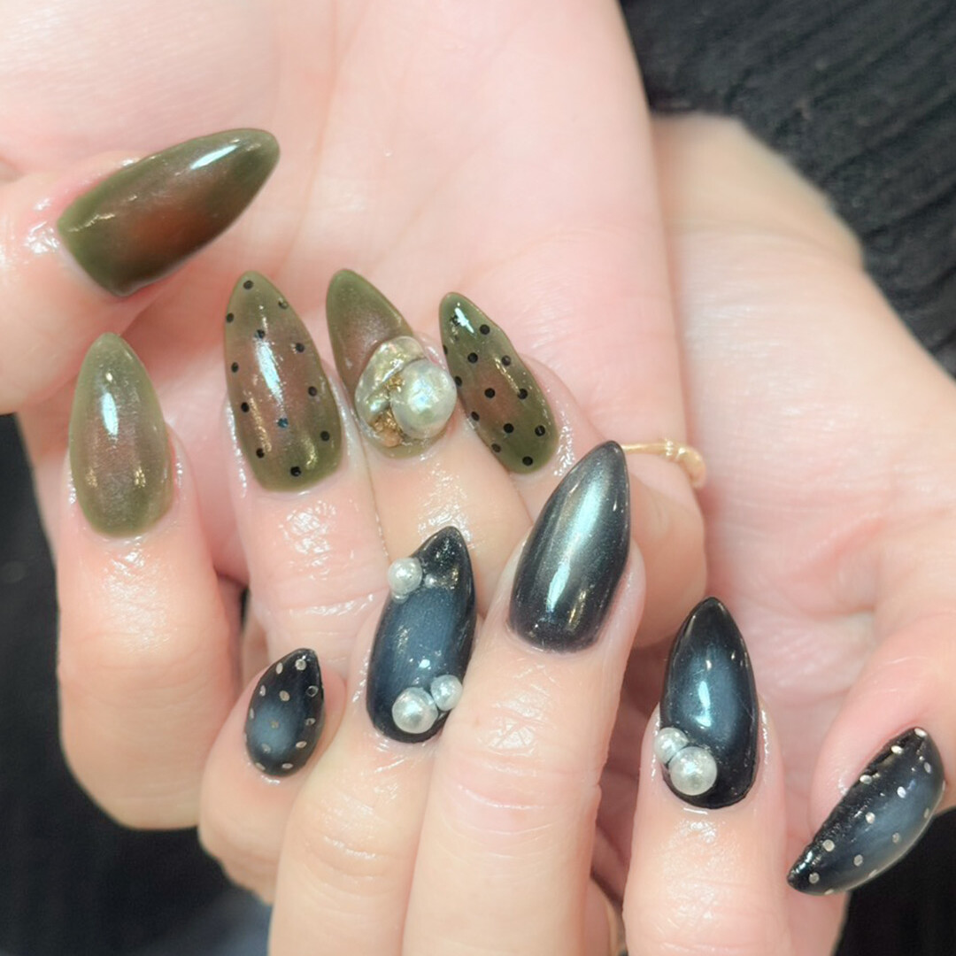 落ち着いたカラーリングを採用したチークネイル