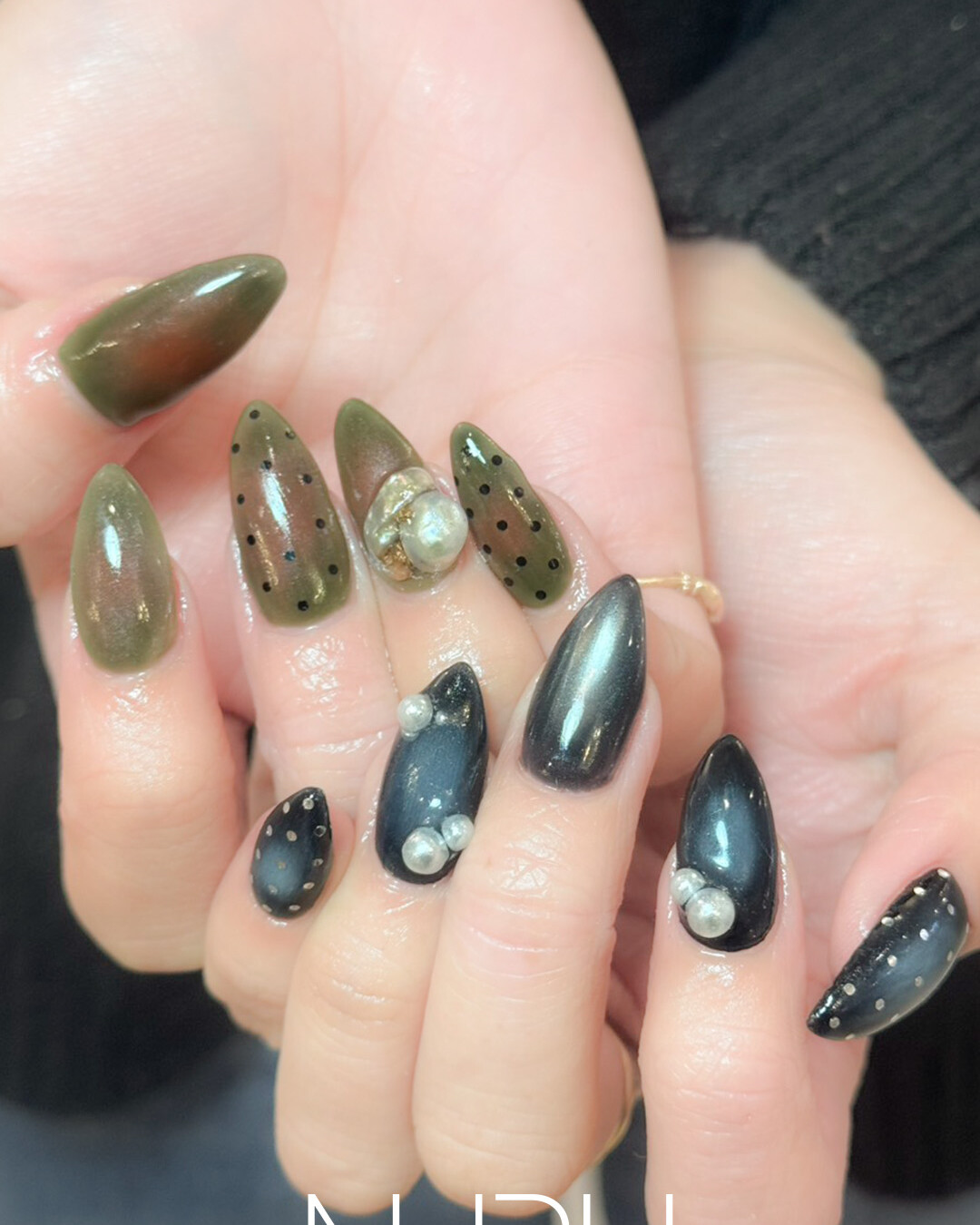 落ち着いたカラーリングを採用したチークネイル