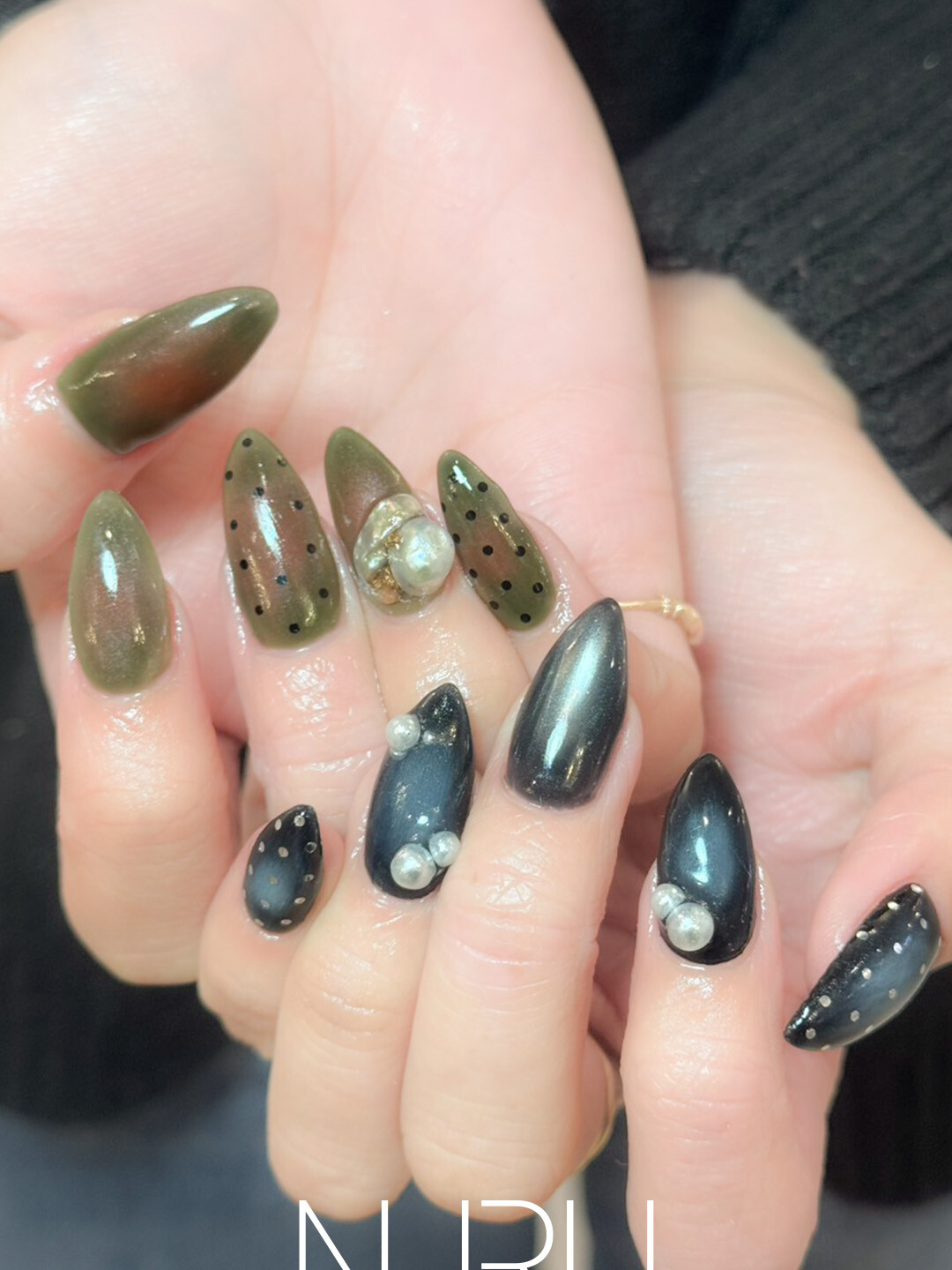 落ち着いたカラーリングを採用したチークネイル