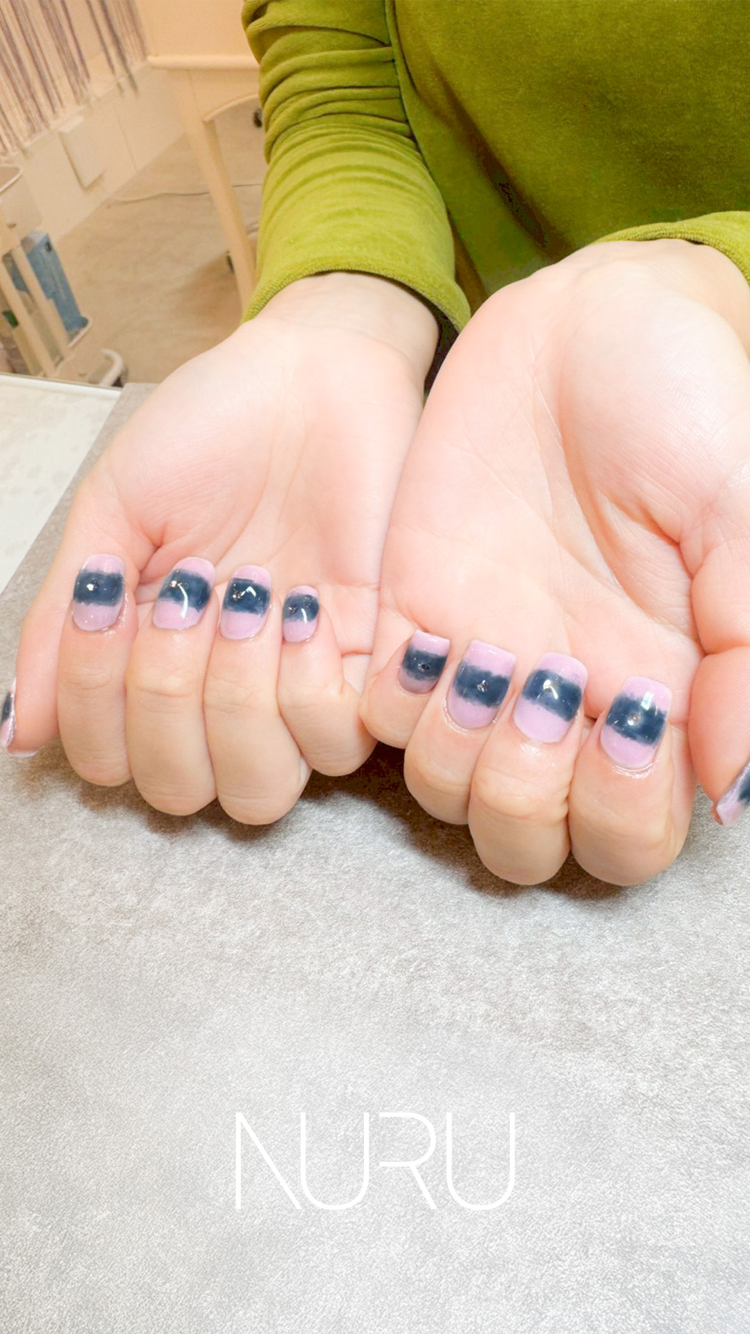 パステルピンクに、ブルーネイビーのモヤモヤインク