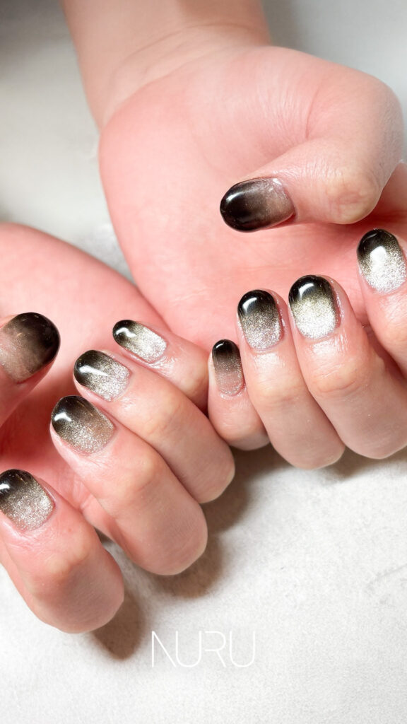 シルバーカラーに、シアー感のあるブラックをグラデーション