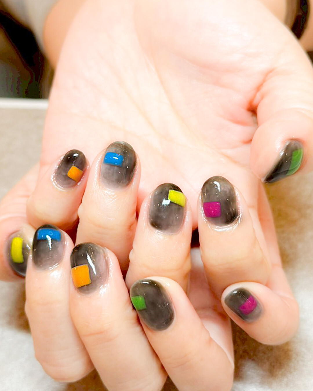 もやもやニュアンスブラックに、カラフルなアクセントを…