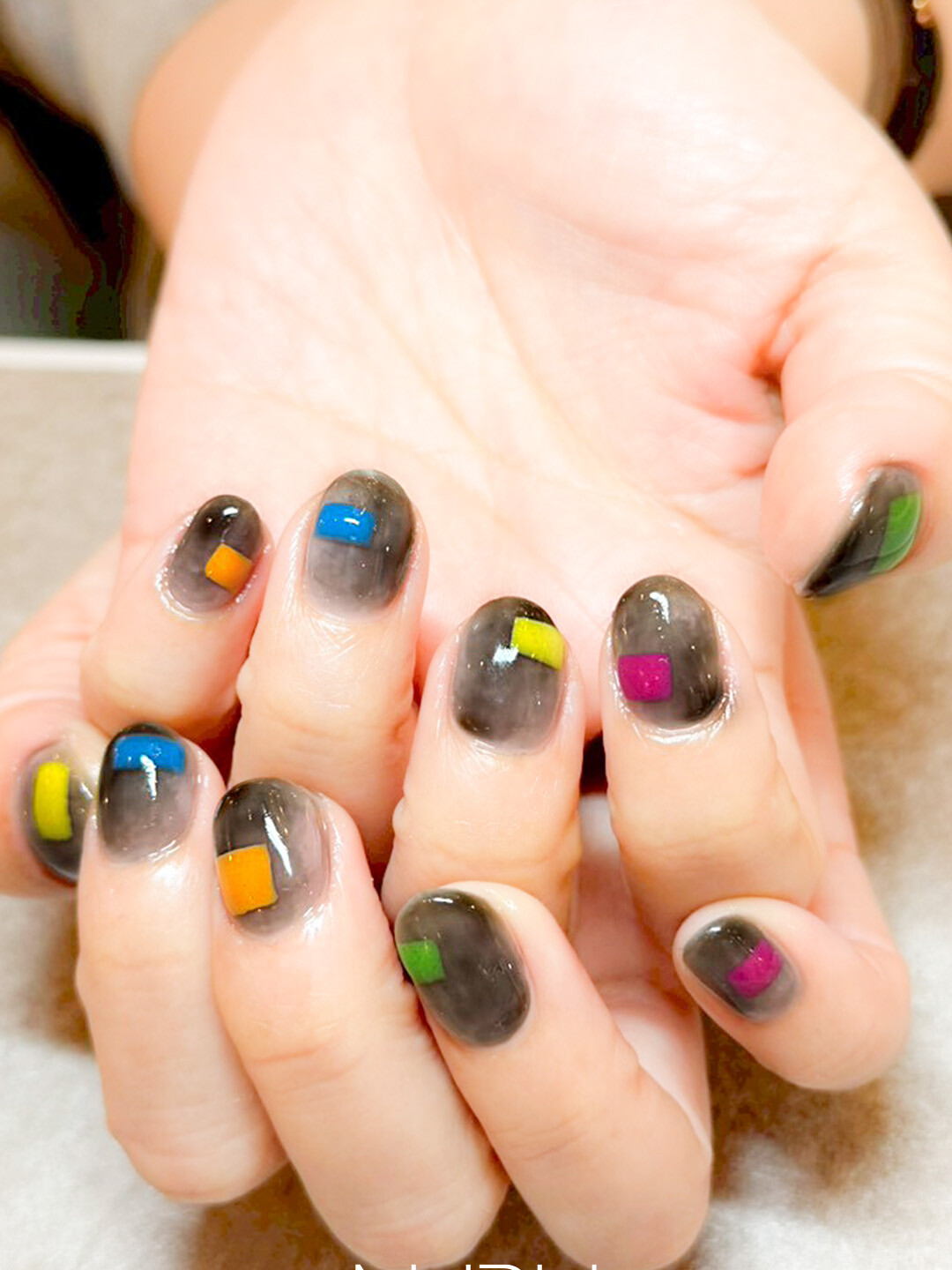 もやもやニュアンスブラックに、カラフルなアクセントを…