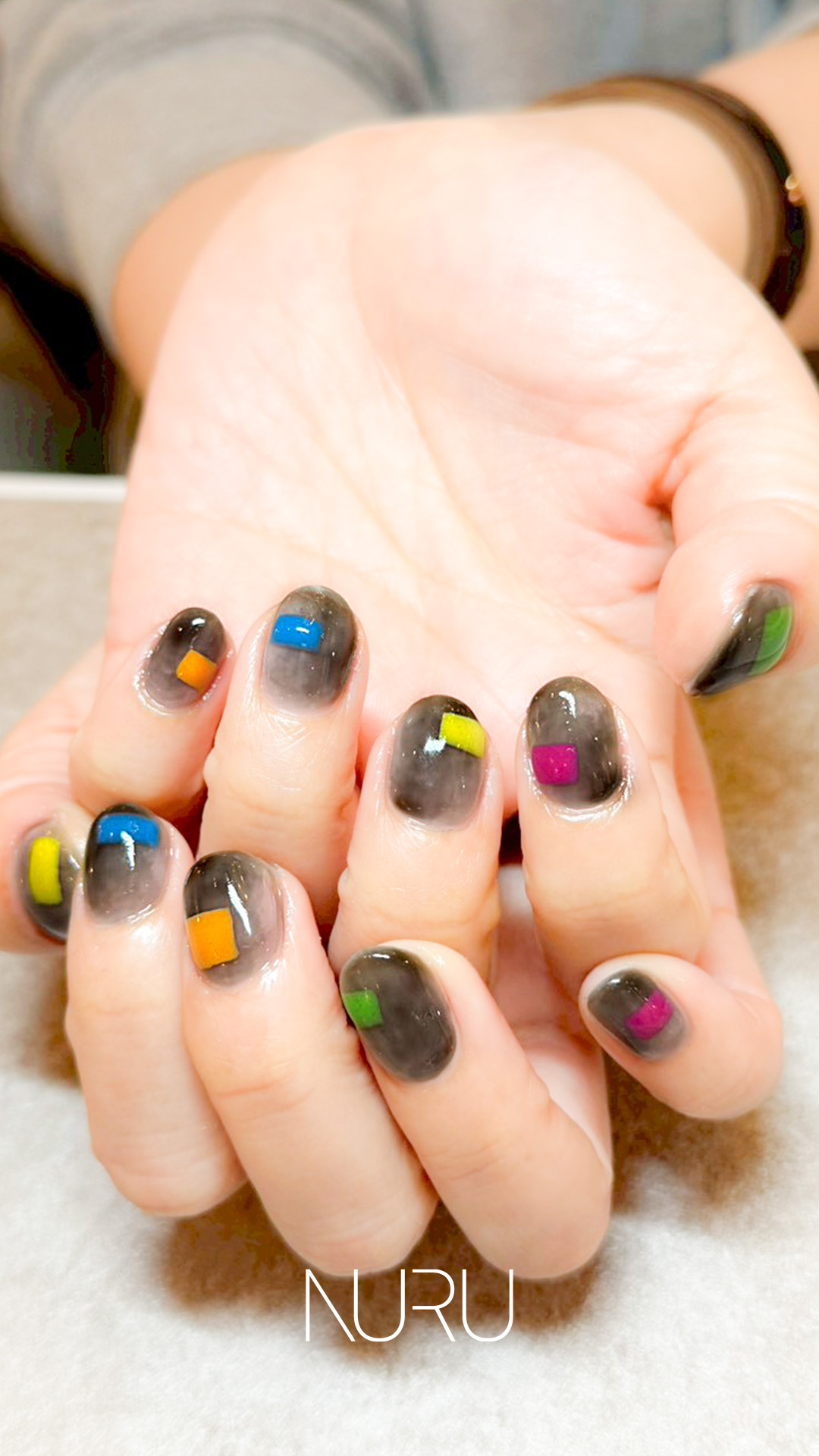 もやもやニュアンスブラックに、カラフルなアクセントを…