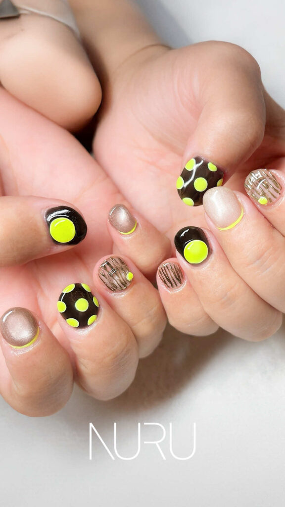 イエローが可愛いドットネイル
