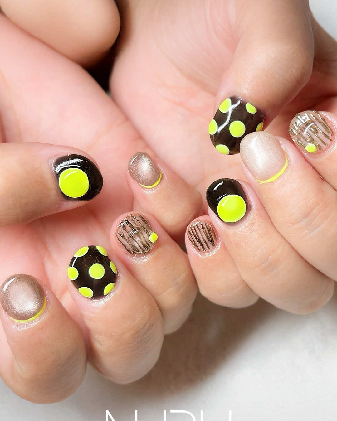 イエローが可愛いドットネイル