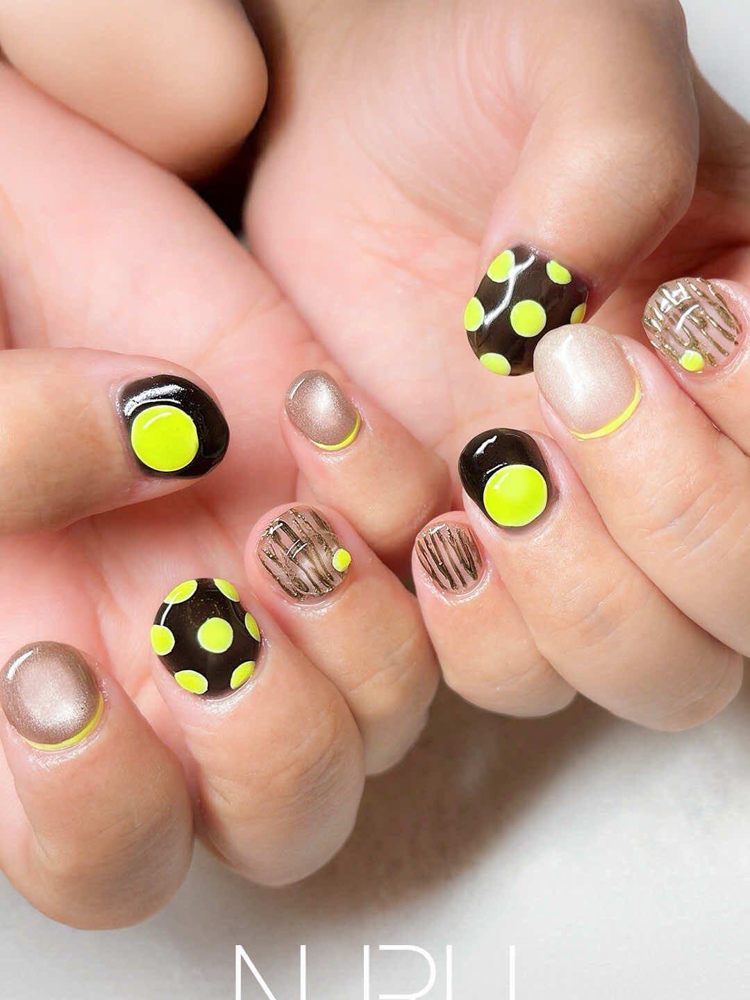 イエローが可愛いドットネイル