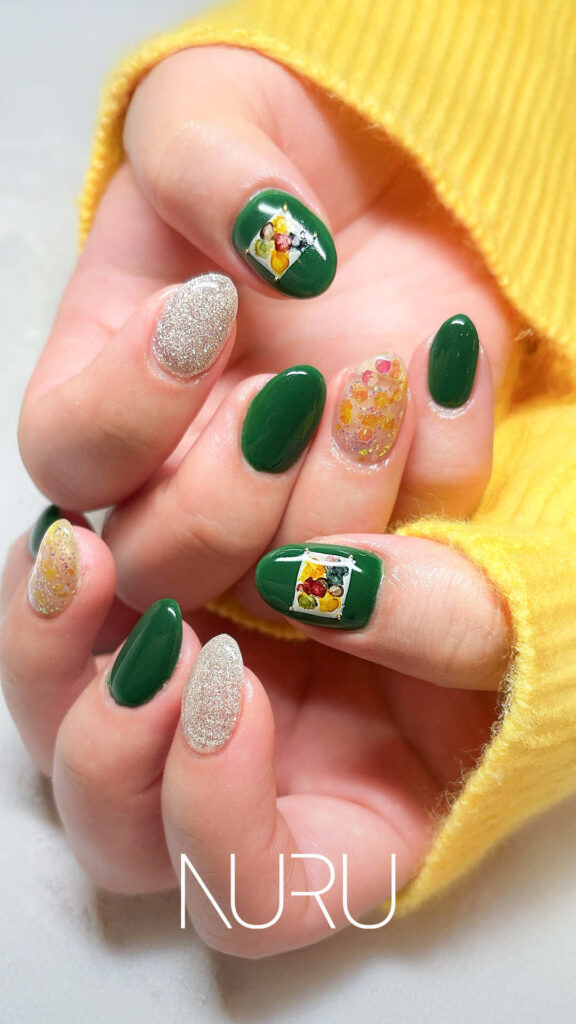 指先に絵画をそっと置いたような、そんなデザイン