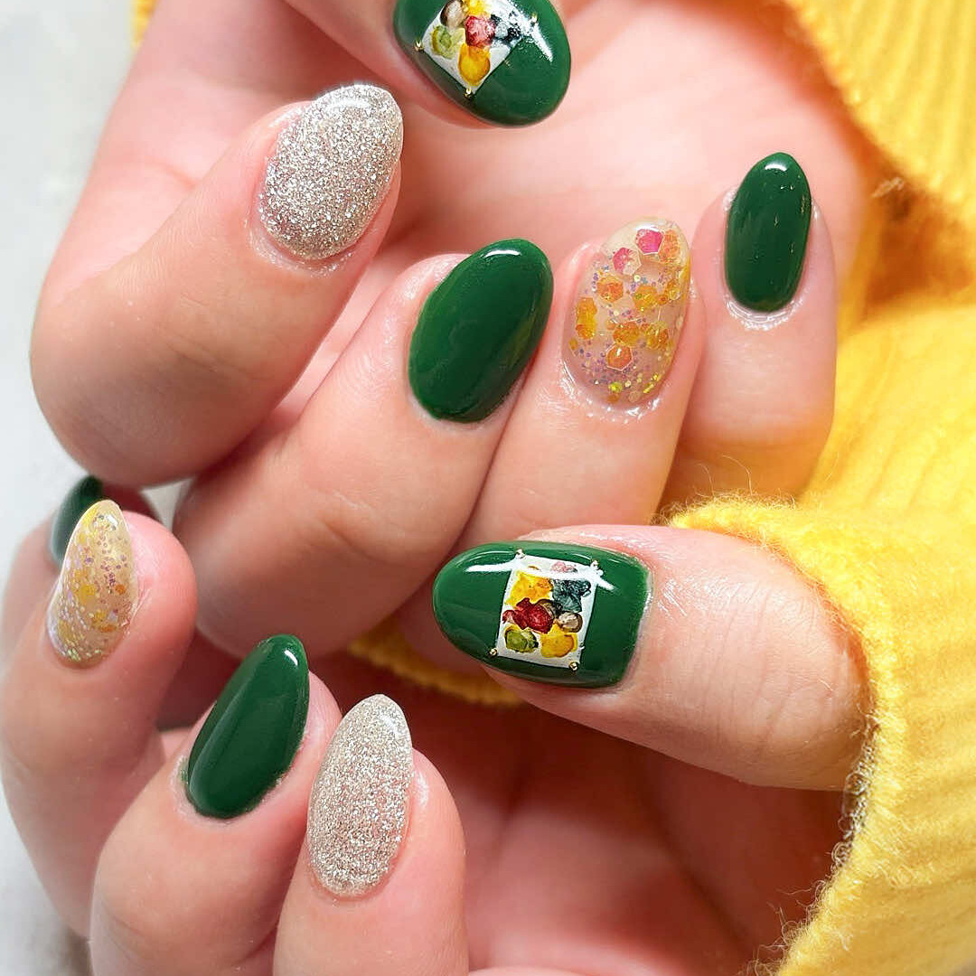 指先に絵画をそっと置いたような、そんなデザイン