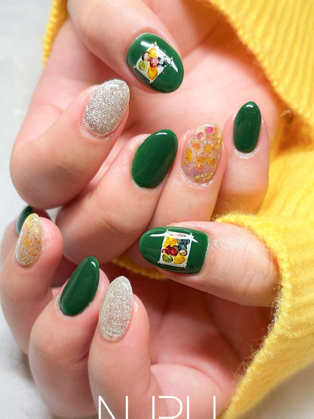 指先に絵画をそっと置いたような、そんなデザイン